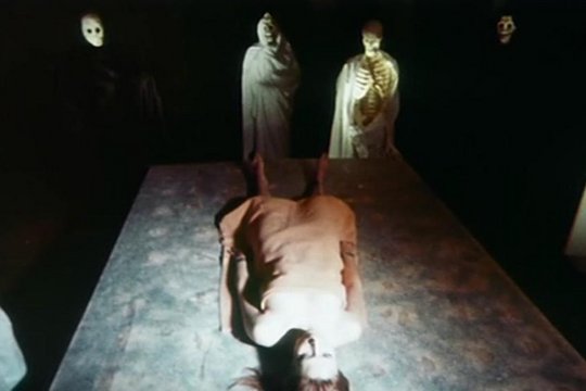Eine Jungfrau in den Krallen von Frankenstein - Szenenbild 2