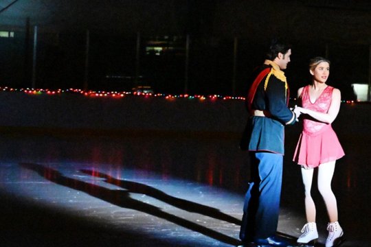 A Royal Christmas on Ice - Auf Schlittschuhen ins Weihnachtsglück - Szenenbild 1 A Royal Christmas on Ice - Auf Schlittschuhen ins Weihnachtsglück - Szenenbild 1