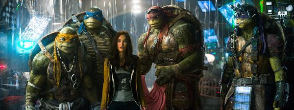 Megan Fox im Kreise der 'Turtles' © Paramount