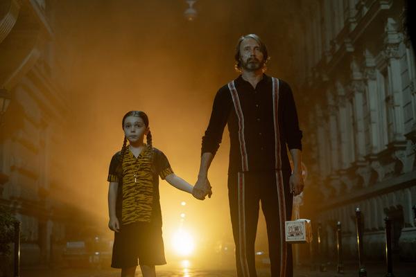 Sophie Sloan und Mads Mikkelsen in DUST BUNNY (USA 2025) © DCM Film Distribution Sophie Sloan und Mads Mikkelsen in DUST BUNNY (USA 2025) © DCM Film Distribution