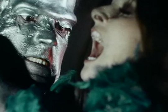 Eine Jungfrau in den Krallen von Frankenstein - Szenenbild 5