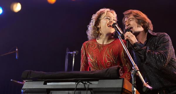 Kate Hudson und Hugh Jackman in SONG SUNG BLUE (USA 2025) © Focus Features Kate Hudson und Hugh Jackman in SONG SUNG BLUE (USA 2025) © Focus Features