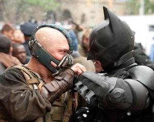 Tom Hardy als Bane gegen Christian Bale als Batman 'The Dark Knight Rises' 2012 © Warner