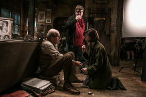 Regisseur Guillermo del Toro mit seinen Darstellern Richard Jenkins und Sally Hawkins © Fox