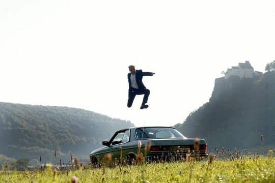 Der Mann, der über Autos sprang - Szenenbild 1