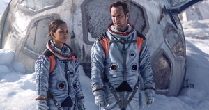 Halle Berry und Patrick Wilson in 'Moonfall' (China, Kanada, USA, Großbritannien 2022) © Lionsgate