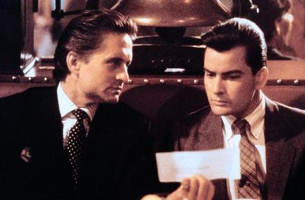 Gordon Gekko (Michael Douglas) führt Bud Fox (Charlie Sheen) zum schnellen Geld.