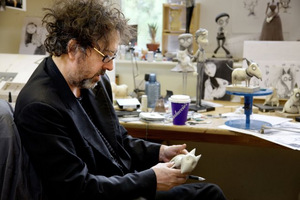 Tüftler Tim Burton mit seiner Filmkreatur © Walt Disney