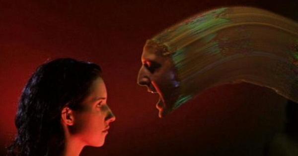 Die Dynamik zwischen Barry und Elena wirkt zunächst recht einseitig und erinnert an Szenen aus Phase IV. © XYZ Films
