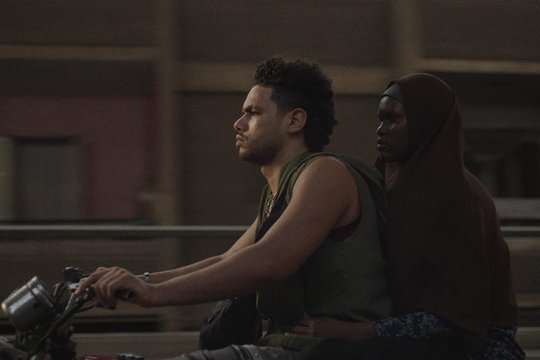 Aisha Can't Fly Away - Szenenbild 7