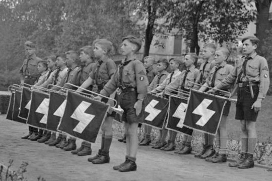 Pimpf war jeder & Im Zeichen des Feuers - Szenenbild 1