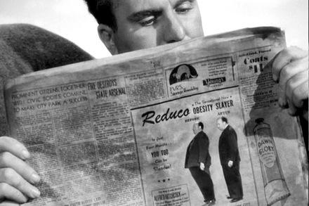 Zeit seines Lebens selbstironisch: Hitch' im eigenen Film als Werbefigur ('Das Rettungsboot' 1944).