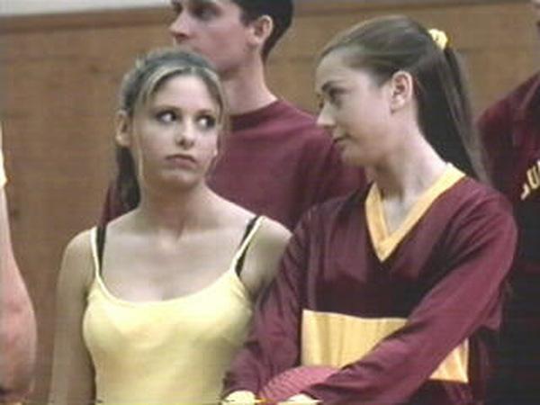 Sarah Michelle Gellar und Alyson Hannigan in 'Buffy' 1997 © 20th Century Fox