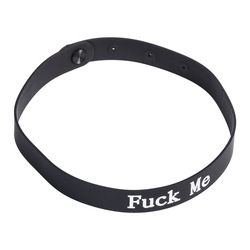 Halsband mit Aufschrift FUCK ME
