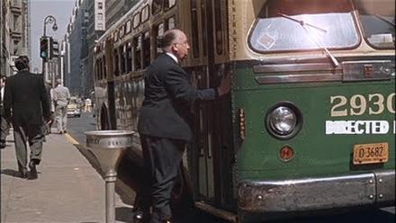 Hitch' verpasst den Bus in 'Der unsichtbare Dritte' (1958).