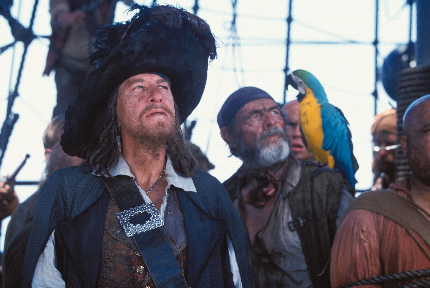 Капитаны в пиратах карибского. Джеффри Раш пираты Карибского моря 2003. Капитан Барбосса пираты Карибского моря. Пираты Карибского моря чёрная Жемчужина Капитан Барбосса.