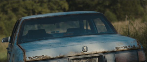 Blau und ruiniert: Dwights Pontiac Bonneville gleicht seinem Besitzer in mehr als nur einer Hinsicht. © Falcom Media Group