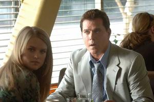 Alice Eve und Ray Liotta 2009 in 'Crossing Over'