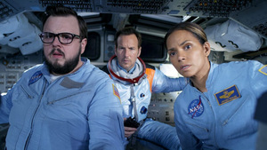 An Bord: John Bradley, Patrick Wilson und Halle Berry in Roland Emmerichs 'Moonfall' (2022) © LEONINE