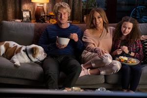 Filme für die ganze Familie! Owen Wilson, Jennifer Lopez, & Chloe Coleman in MARRY ME © Universal Pictures