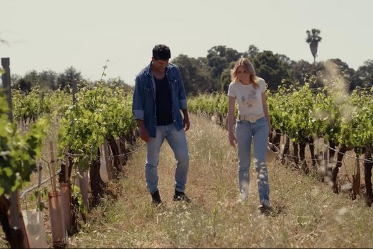 A Toast to Love - Sonne, Rosé und ein Hauch von Liebe - Szenenbild 2