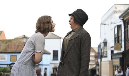 Jessie Buckley und Olivia Colman in KLEINE SCHMUTZIGE BRIEFE (GB/FR 2023) © Arthaus