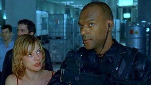 Milla Jovovich und Colin Salmon in 'Resident Evil' © Constantin 2002