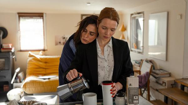 Nora Tschirner und Karoline Herfurth in WUNDERSCHÖNER (Deutschland 2025) © Warner Bros.