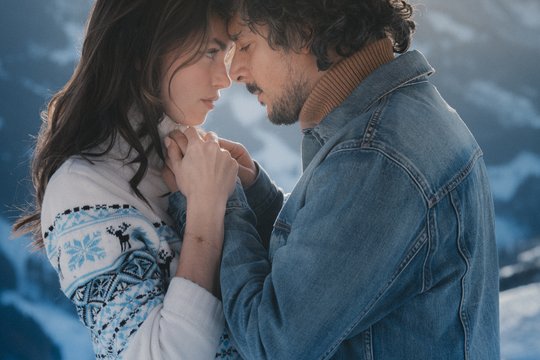 Make Me Feel - Szenenbild 4