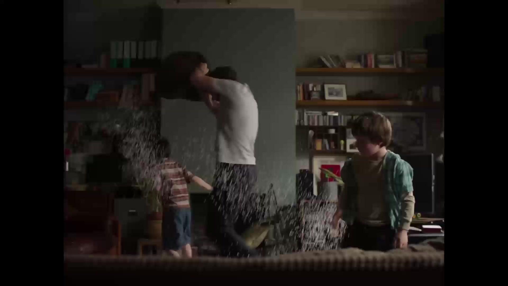 Das Ding mit Federn - Trailer - Englisch - HD