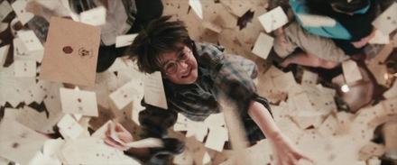 Greift bei diesem Gutscheine-Regen nach euer persönlichen Einladung wie 'Harry Potter' © Warner Bros.