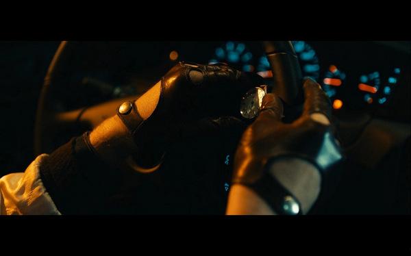 Die Uhr des Fahrers wirft eine Menge Fragen auf – und liefert die Antworten gleich mit. © BOLD Films