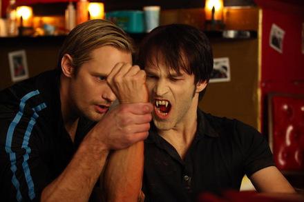 Skarsgård und Stephen Moyer in 'True Blood' © Warner 2009