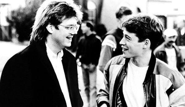 1986: Hughes am Set seines Films 'Ferris macht blau', neben dem bereits 1983 mit 'WarGames' zum Star avancierten Matthew Broderick