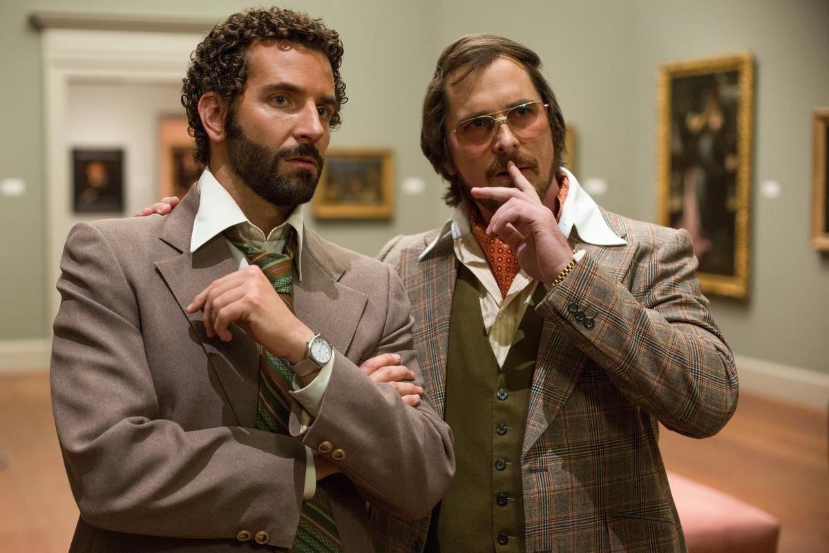 Bradley Cooper als Richie DiMaso und Christian Bale als Irving Rosenfeld in 'American Hustle' (USA 2013) © TOBIS Film