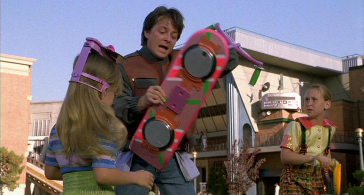 Endlich meins! Michael J. Fox als Marty McFly und das 'Hoverboard' in 'Zurück in die Zukunft 2' (USA 1989) © Universal Pictures