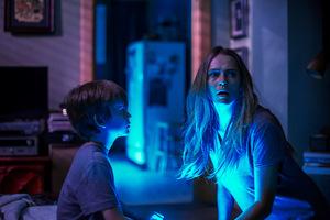 Gabriel Bateman und Teresa Palmer in LIGHTS OUT (USA 2016) © New Line Cinema