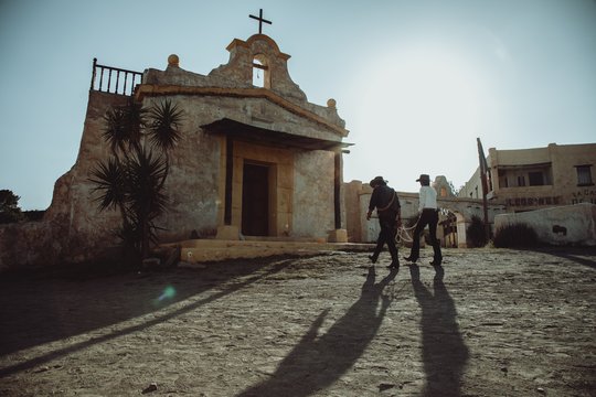 Make Me Feel - Szenenbild 1