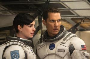 Auf Platz 1: Anne Hathaway und Matthew McConaughey in 'Interstellar' © Warner Bros.