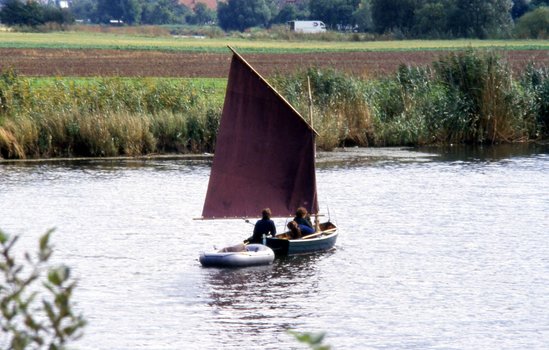 Flussfahrt Mit Huhn Flussfahrt Mit Huhn
