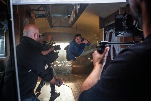 Bruce Campbell hängt in der Luft - bei den Dreharbeiten zur 1. Staffel von 'Ash vs Evil Dead' (2015) © 20th Century Fox