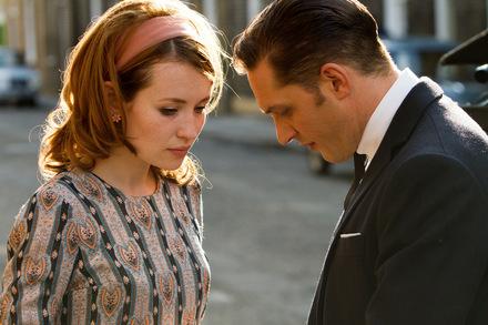 Emily Browning und Tom Hardy in 'Legend'