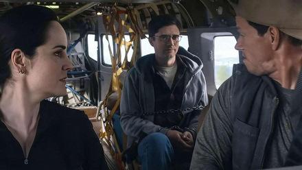 Michelle Dockery, Topher Grace und Mark Wahlberg in FLIGHT RISK (USA 2025) © TOBIS Film