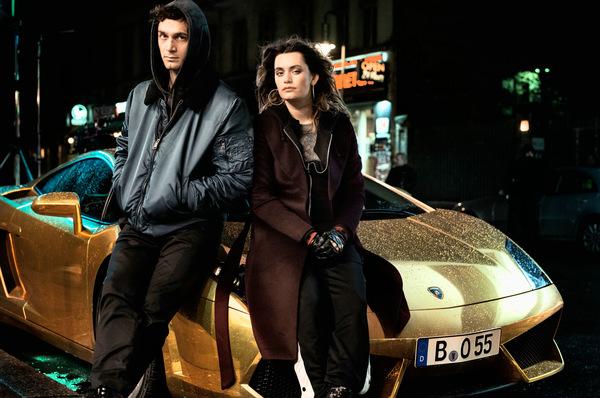 'Atris' Samuel Schneider und 'Marie' Ella Rumpf mit Lamborghini in 'Asphaltgorillas' (2018) © Constantin Film