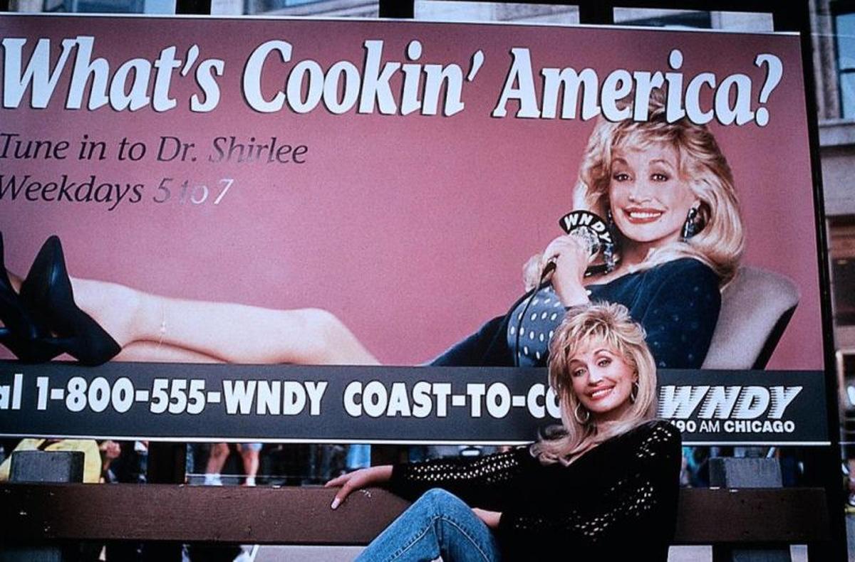 Dolly Parton in der Radioshow-Komödie 'Sag's offen, Shirlee' (USA 1992) © Hollywood Pictures