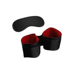 Weiche Handfesseln mit Maske