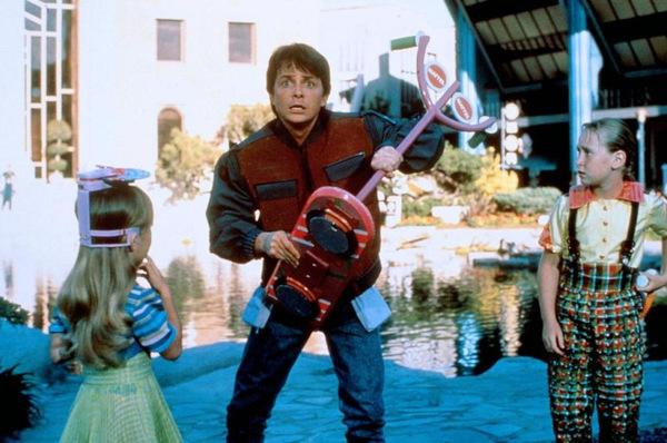 Marty entreißt den Zukunftskids das 'Hoverboard' in 'Zurück in die Zukunft 2' © Universal Pictures
