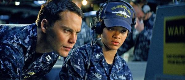 Taylor Kitsch & Rihanna © Universal Pictures