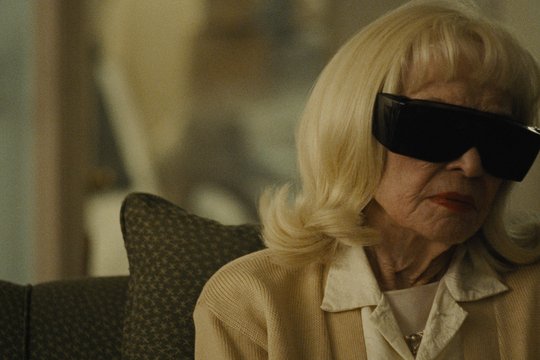 Mother, Couch - Szenenbild 1