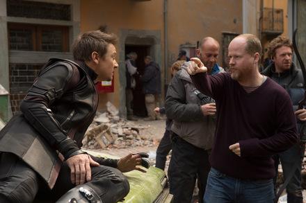 Jeremy Renner am Set mit Regisseur Joss Whedon